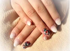 ホワイトグラデ＋カラフルストーン|プライベートサロン Ray