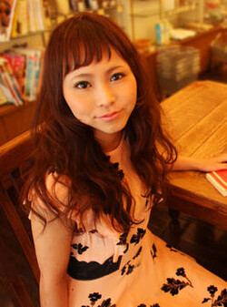 短め前髪とロングのパーマスタイル