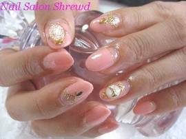 サーモンピンク＆ブローチ|Nail Salon Shrewd