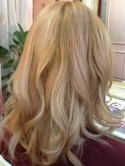 冬も人気のハイトーンカラー！ホワイト系ピーチミルクティー色