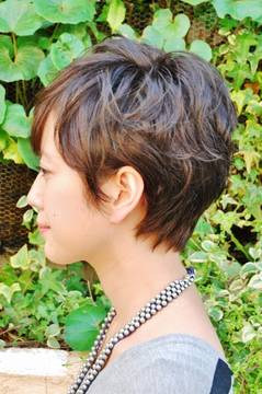 柔かなカール魅力を引出す上品なショート|Tasha