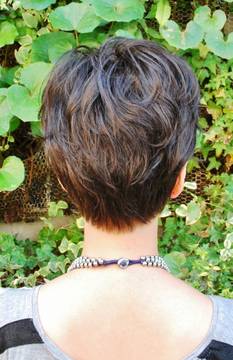 柔かなカール魅力を引出す上品なショート|Tasha