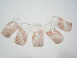 ピンクとホワイトのピーコックデザイン|新宿 ネイルサロン＆ネイルスクール VIXIA