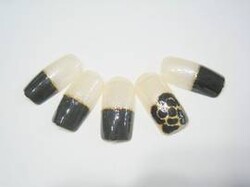 ベージュ×ブラックのカメリアネイル