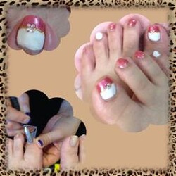 フットネイル　マニキュアのバイカラー