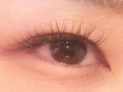 目尻タレ目のフェミニンスタイル