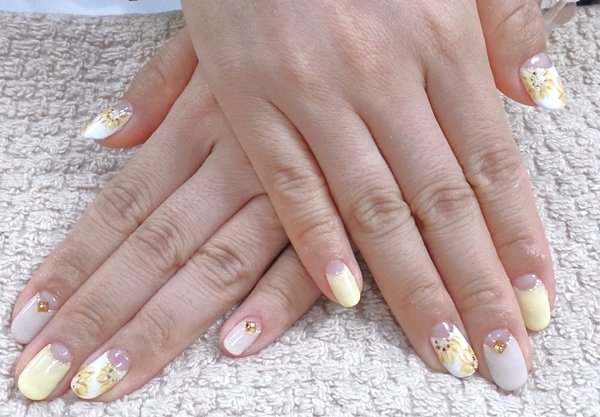 白フレンチ、ひまわり柄のアート|Beauty salon Reir