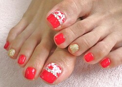 フットジェル　赤×ホワイトのお花のアート|Nail salon Reir