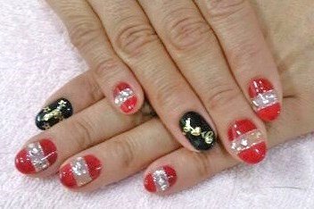 赤とクリアのボーダー×黒の1色塗り|Beauty salon Reir