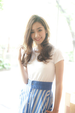 外国人風マニッシュスタイルなら優雅なロング