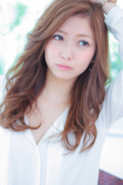 かき分けバング　フェミニンロング