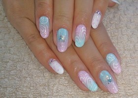パステルピンクとブルー2色グラデ、線を描いたアート|Beauty salon Reir