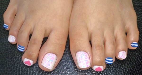 フットジェル☆ホワイト×ネイビーのボーダー❤のアート|Beauty salon Reir