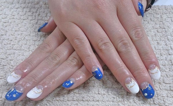 ホワイト、ブルーラメの逆フレンチ×星パーツ|Beauty salon Reir