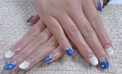 ホワイト、ブルーラメの逆フレンチ×星パーツ