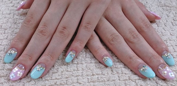 ブルーグリーン、ピンクの逆フレンチ×お花のデザイン|Beauty salon Reir