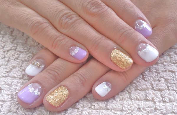 ホワイト、パープルの逆フレンチ×太めラメライン|Beauty salon Reir