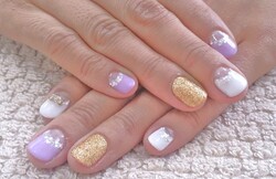 ホワイト、パープルの逆フレンチ×太めラメライン