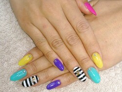カラフルネイル、ホワイト×ブラックボーダー