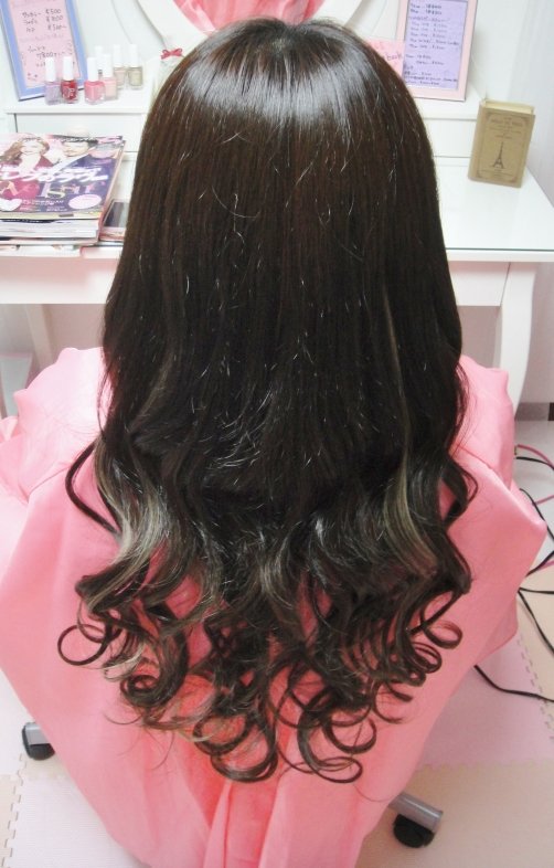 暗い髪に明るいメッシュで目立たせて♪|beauty salon M&amp;E