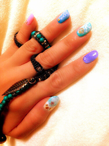 ターコイズのアクセサリーに似合う海ネイル