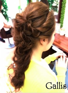 【Gallis】ルーズなねじり編み込みダウンアレンジ|Hair Make Salon Gallis