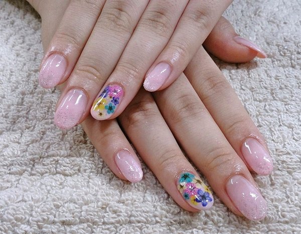 ピンクグラデーション×押し花アート|Beauty salon Reir