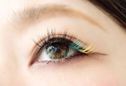 カラーエクステ（目尻ライトグリーン・イエロー）|中目黒まつ毛エクステサロン専門店～or LATTe～