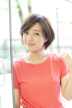 羽のように軽やかな毛先とｴｱﾘｰな質感で大人を演出