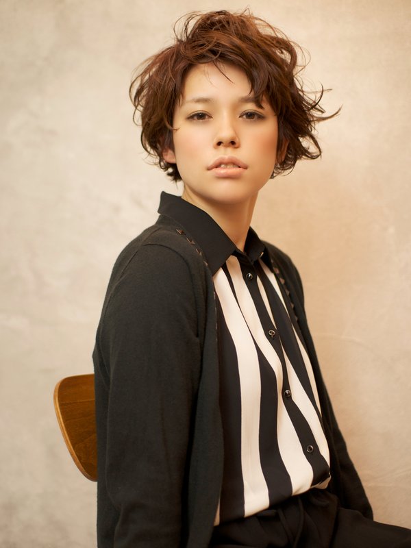 グラマラスモードショート☆くせ毛風なニュアンスが◎ |BEKKU hair salon