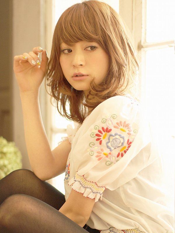 くせ毛風カールの重め前髪セミディスタイル |BEKKU hair salon