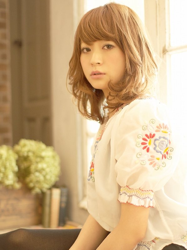 くせ毛風カールの重め前髪セミディスタイル |BEKKU hair salon