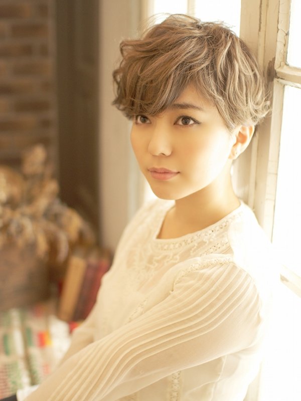 透け感と柔らかさ自然体フェミニン大人可愛いショート|BEKKU hair salon