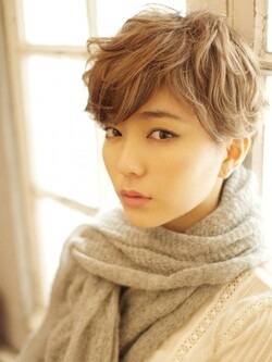 ラフなウェーブでフェミニンな大人可愛いショート♪|BEKKU hair salon