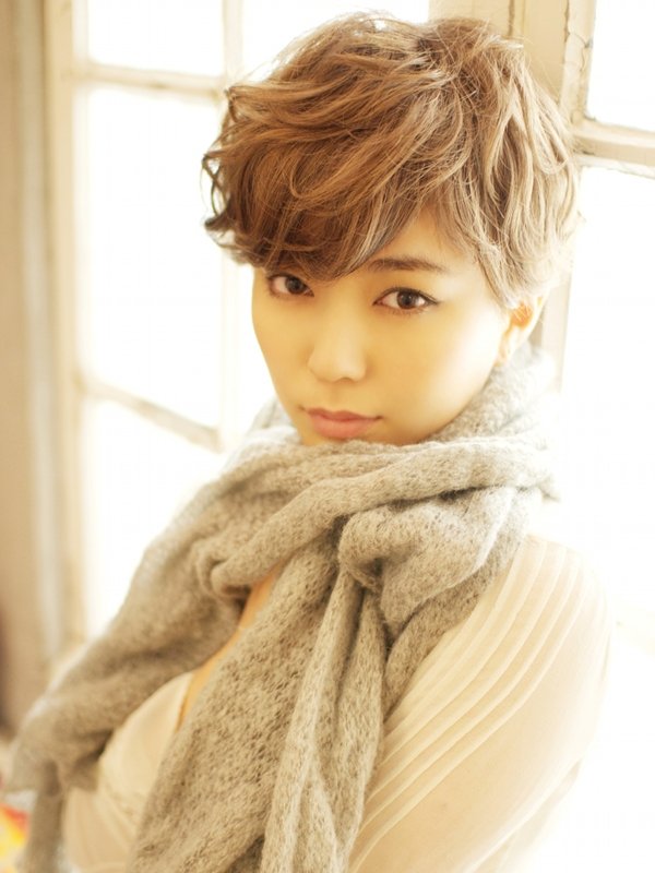 ラフなウェーブでフェミニンな大人可愛いショート♪|BEKKU hair salon
