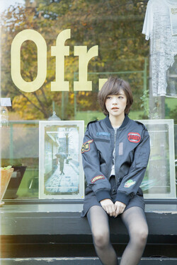 大人の新定番！モードなカラーの大人見えスタイル