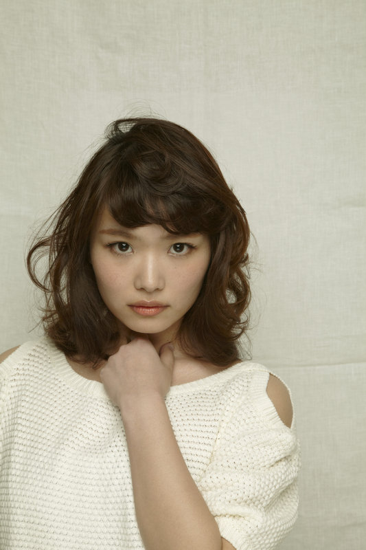 大人女子の無造作に重なる抜け感ウェーブ|KIMIDORI