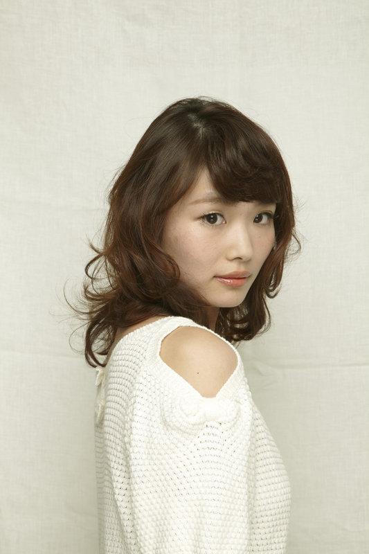 大人女子の無造作に重なる抜け感ウェーブ|KIMIDORI