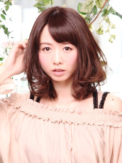 トレンド感をバッチリおさえた新型ガーリー巻き髪へア