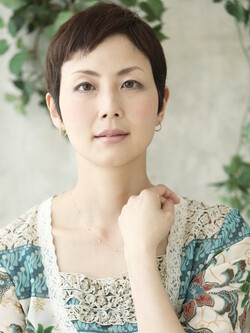 ボーイッシュなショートは短め前髪でアクセントを