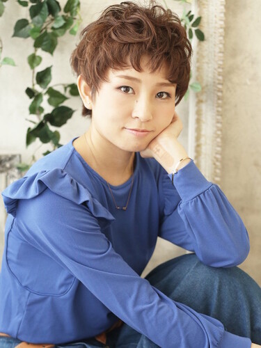 髪の柔らか質感を引き出し女性らしくガーリーショート