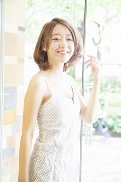 潔くシンプルなウェーブだから、生えるハイトーンカラ