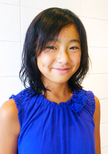 黒髪とクセを活かした健康美ミディアム