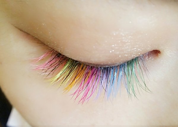 カラーエクステ（レインボー）|中目黒まつ毛エクステサロン専門店～or LATTe～