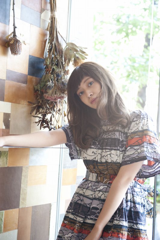 前髪に「ひと目惚れ」間違いなしの大人なヘアスタイル|kisai BUZZ