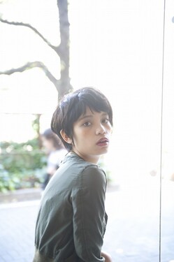 東洋風の表情に親しみが湧くフェリシティなショートカ