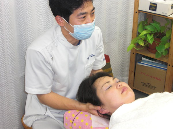 新橋で慢性腰痛を和らげる整体院の置き看板|新橋 Good Luck カイロプラクティック