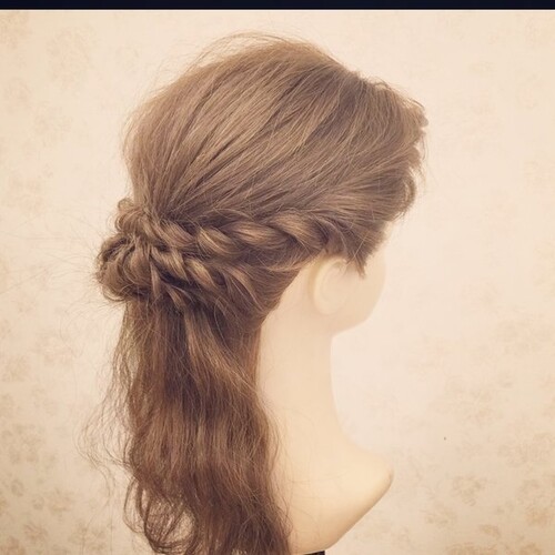 ふんわりねじりハーフアップ