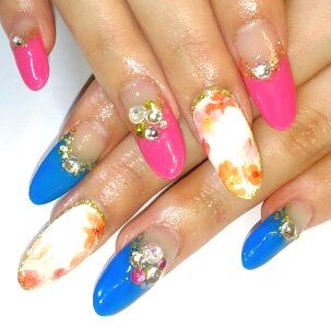 ビビットピンク、ブルーの逆フレンチ×フラワー|Beauty salon Reir