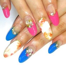 ビビットピンク、ブルーの逆フレンチ×フラワー